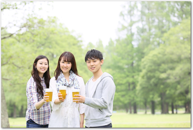 ビールグラスを持って微笑むキャンプに来た女性３人
