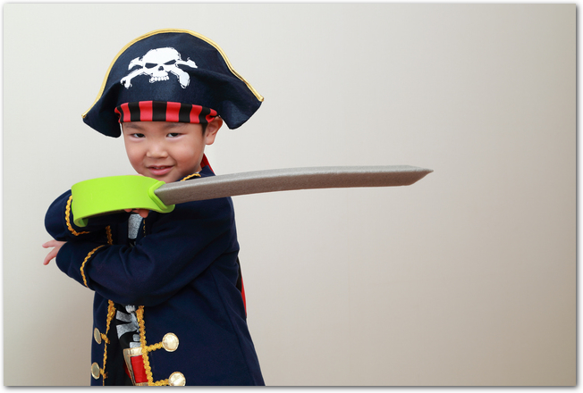 海賊のコスプレをする男の子