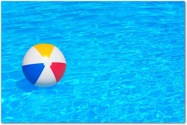 プールの水面にボールが浮かんでいる光景